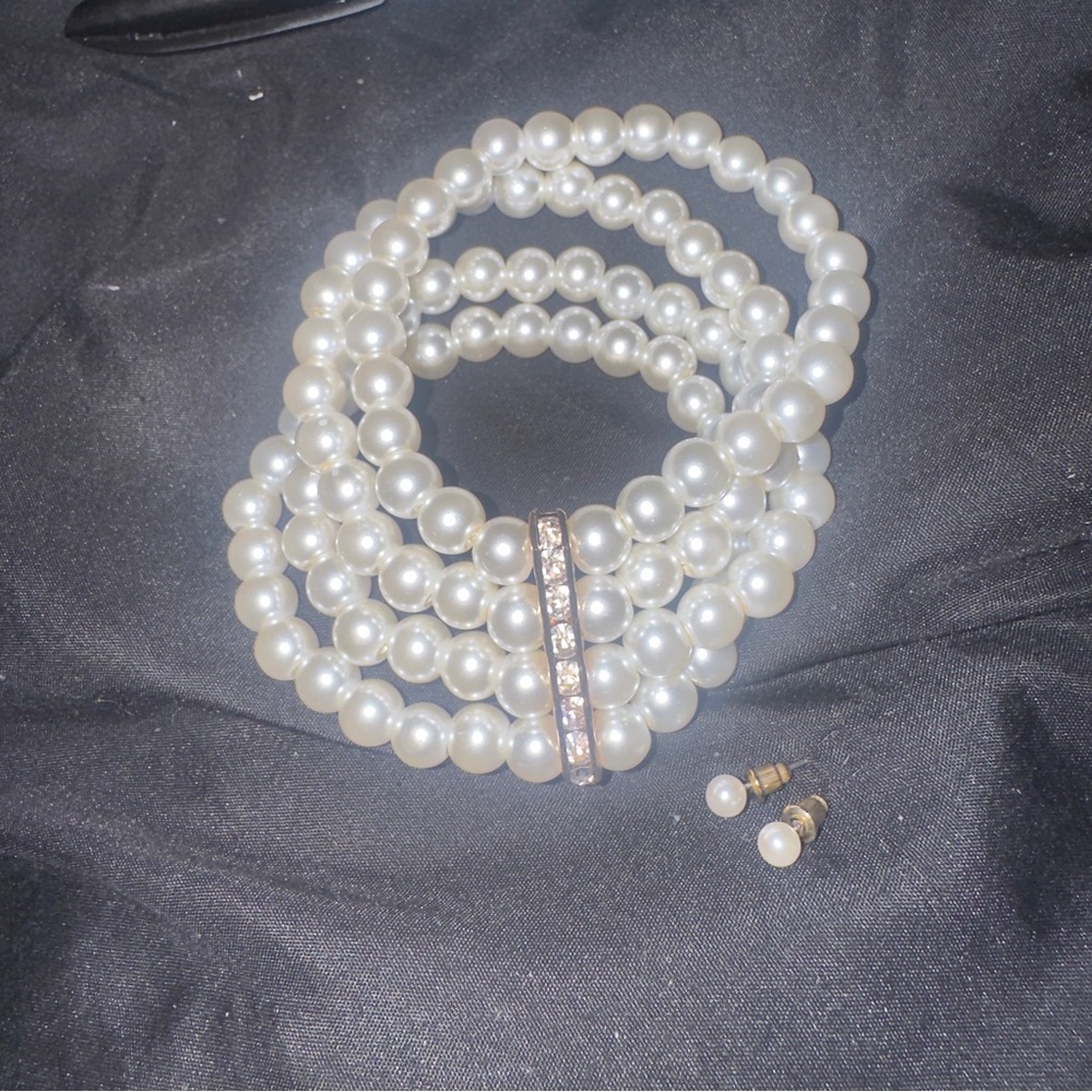 Classic White Pearl Bracelet with Gold Accents
